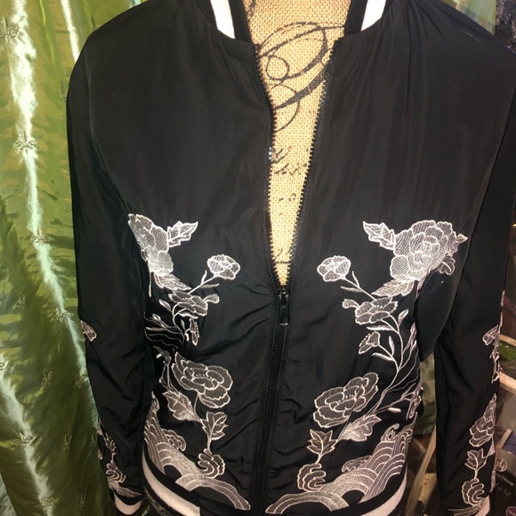 Forever 21 Bomber jacket💕 - Picture 3 of 8